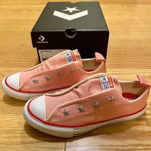NWT girls Chuck Taylor All Stars size 2